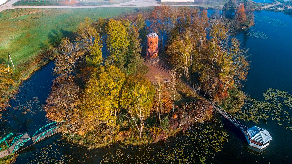 Подъемный мост на остров с башней.